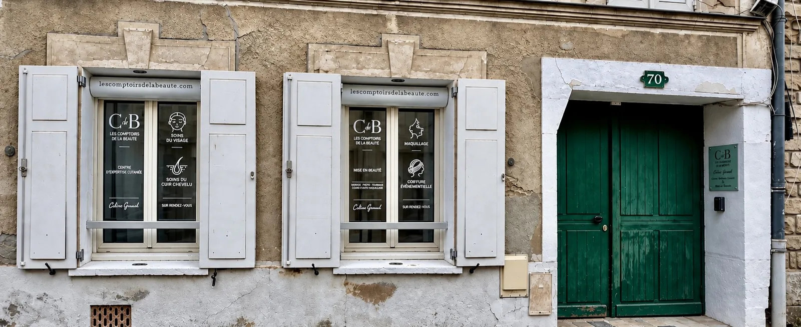 La façade du 70 rue de France : les deux vitrines et la porte cochère verte