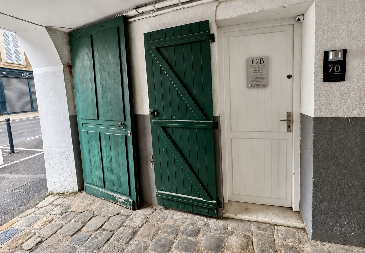 La porte du cabinet, sous le porche