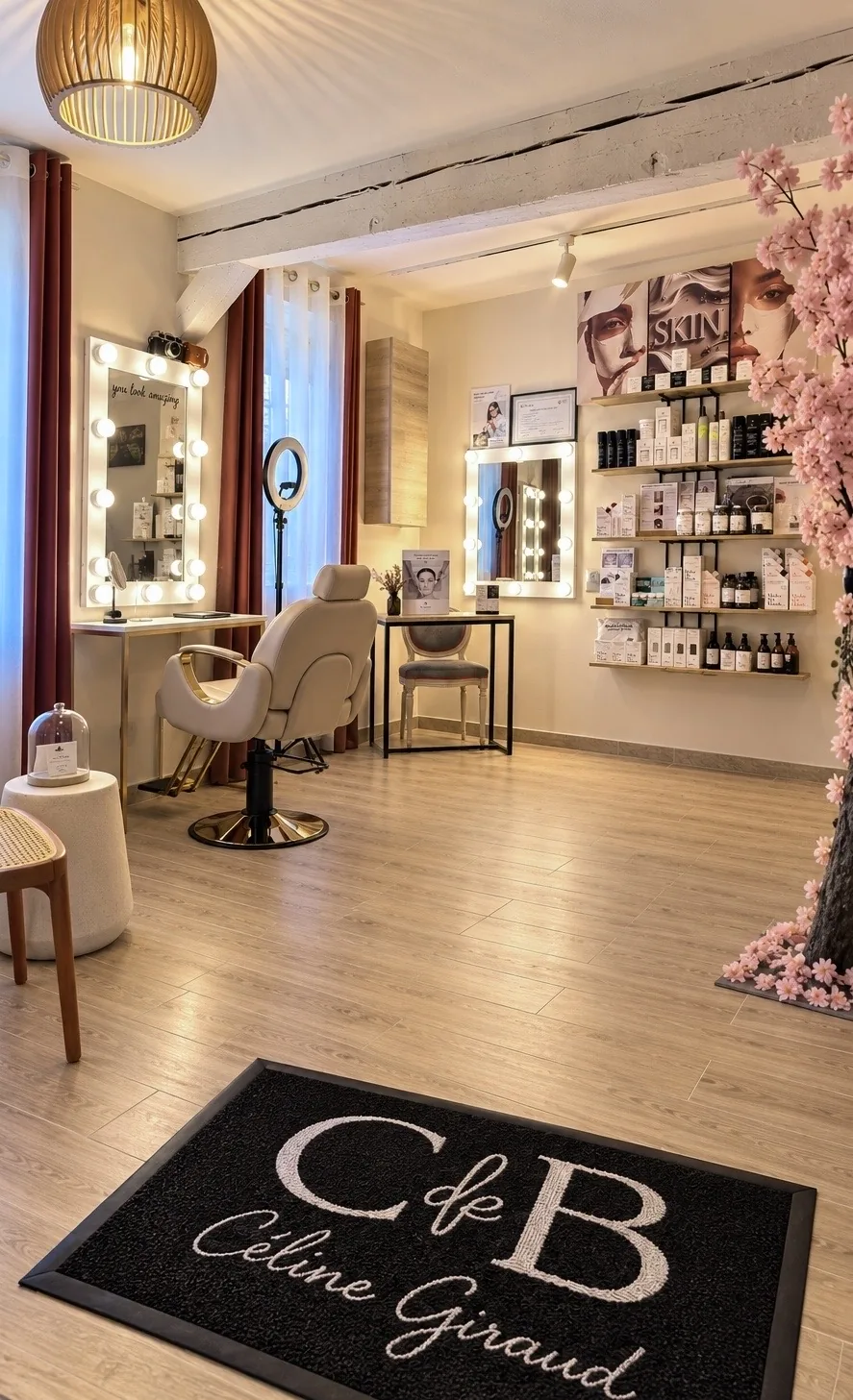 Le cabinet, 70 rue de France à Fontainebleau : fauteuil de maquillage, miroirs lumineux et tapis C&B