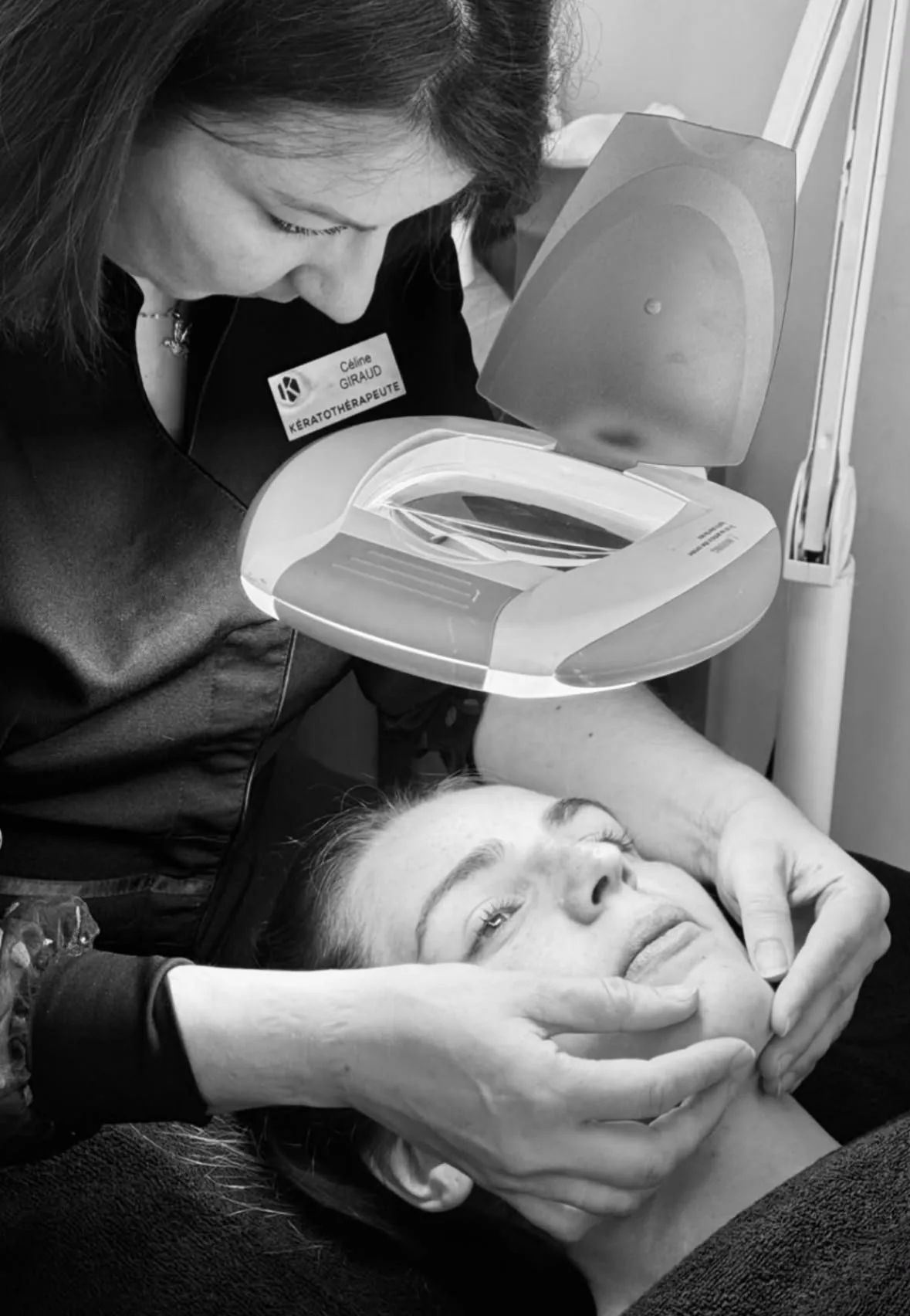 Céline Giraud observe la peau d'une cliente à la lampe-loupe ouverte
