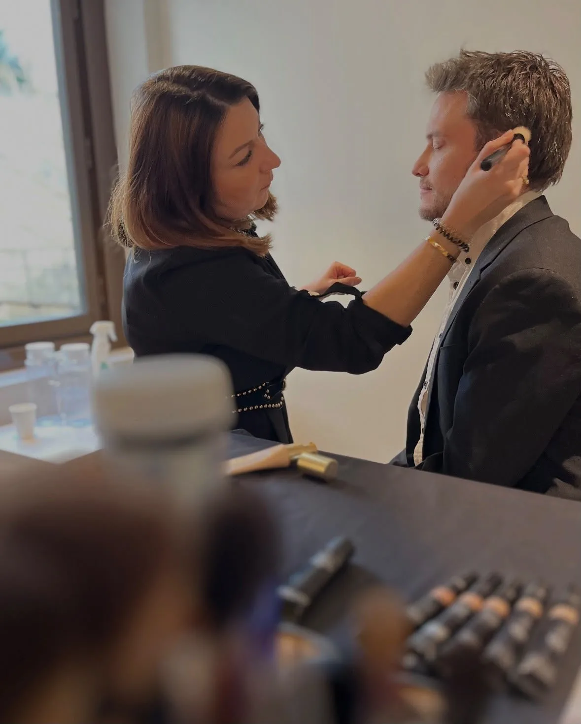 Céline Giraud maquille un homme avant un tournage
