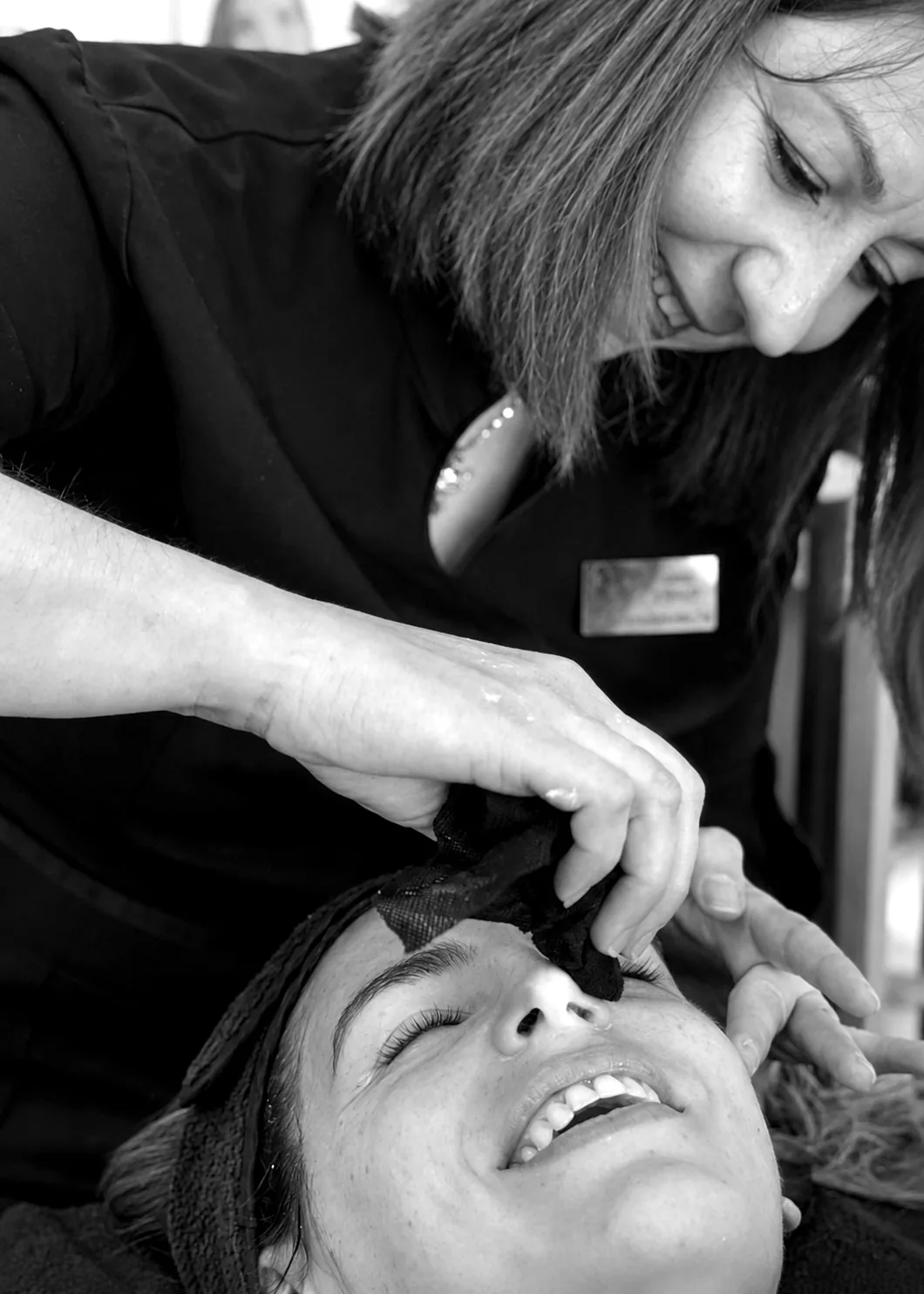 Céline Giraud, souriante, pendant un soin du visage