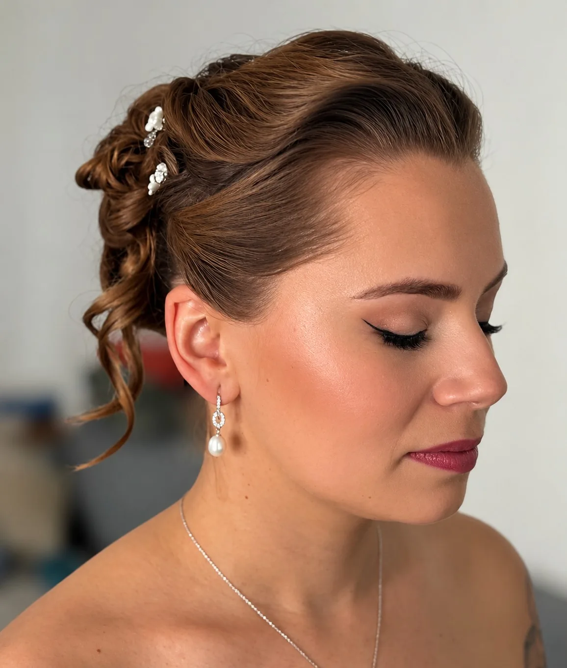 Chignon et maquillage de mariée, de profil