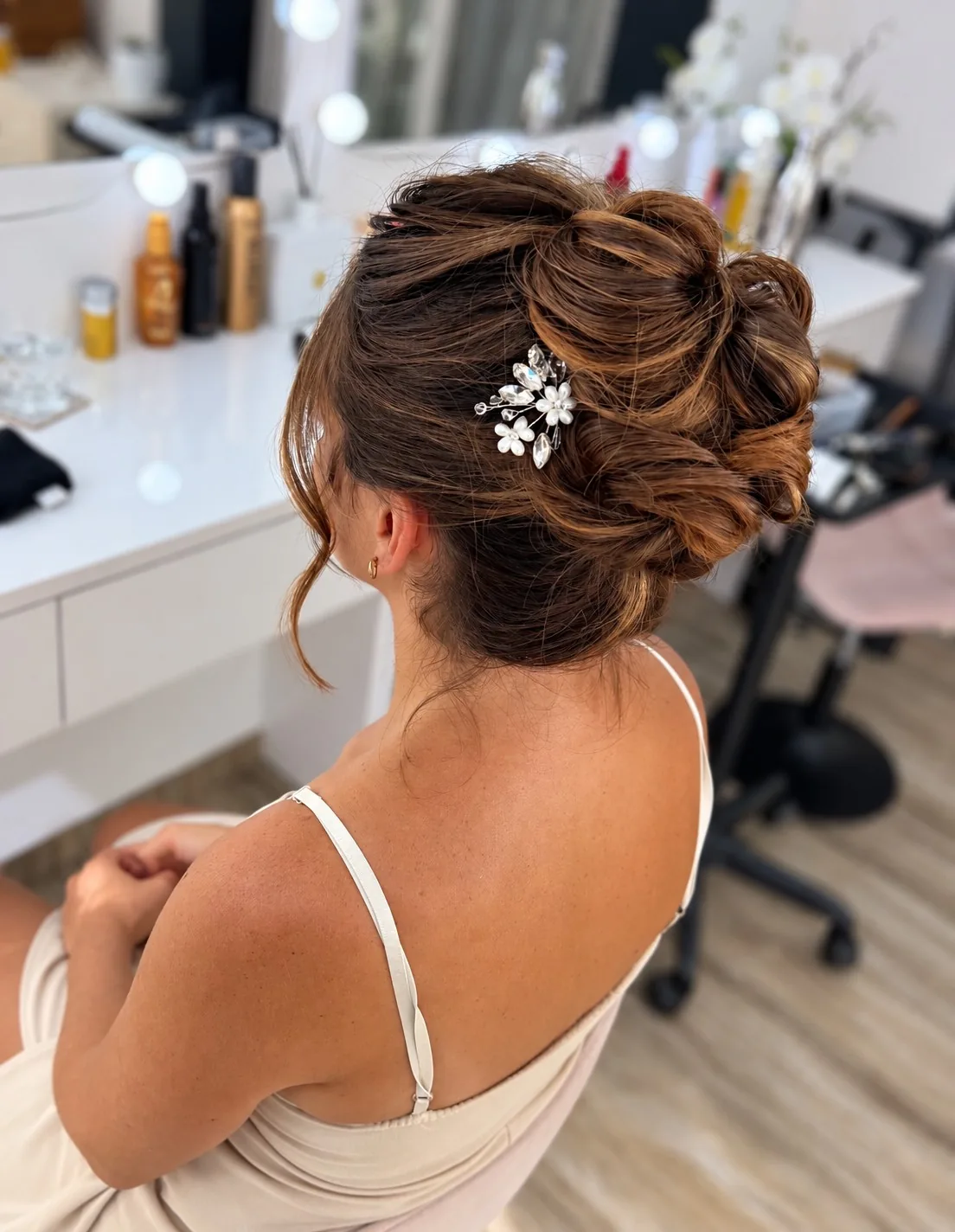 Chignon de mariée vu de dos, au cabinet