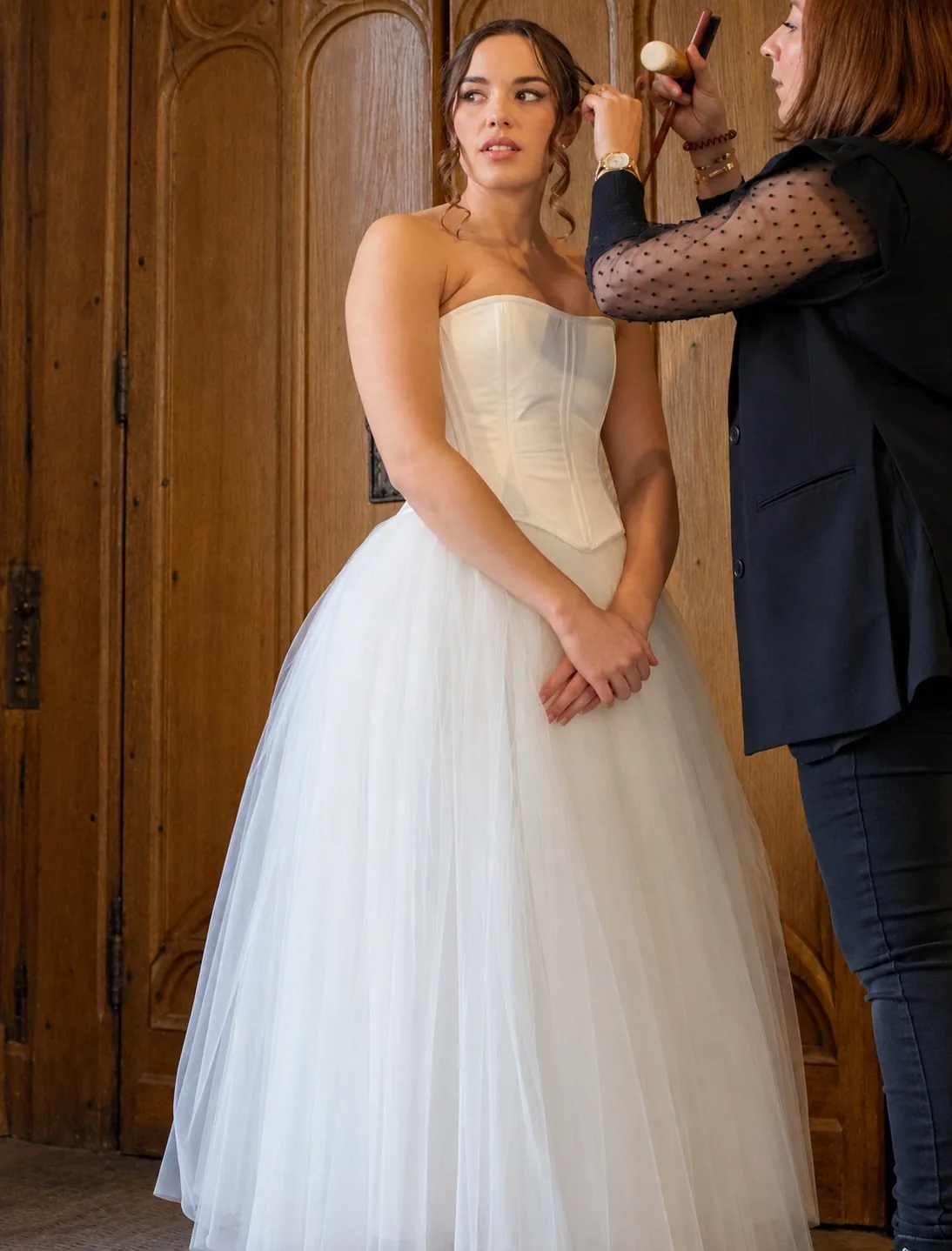 Céline Giraud finalise la coiffure d'une mariée en robe bustier