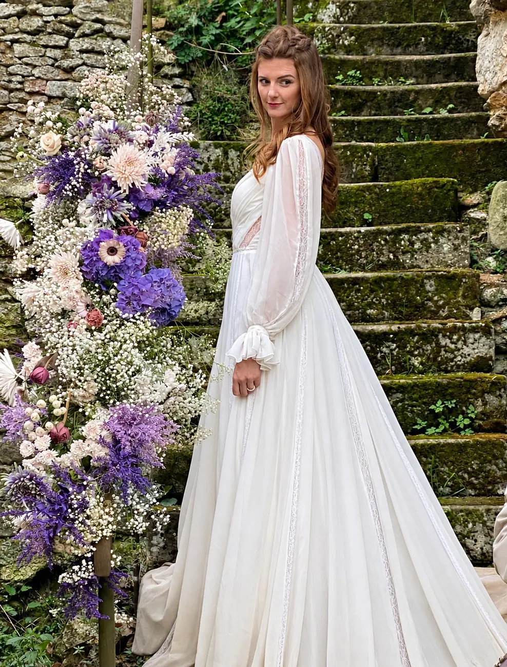 Mariée devant l'escalier fleuri