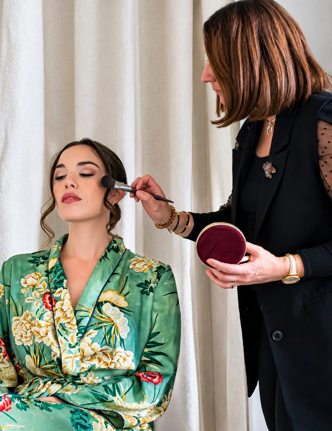 Céline Giraud pendant la mise en beauté d'une mariée